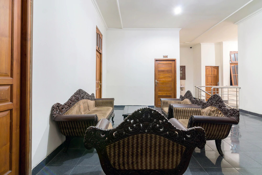 Pakuning Hotel by OYO Rooms