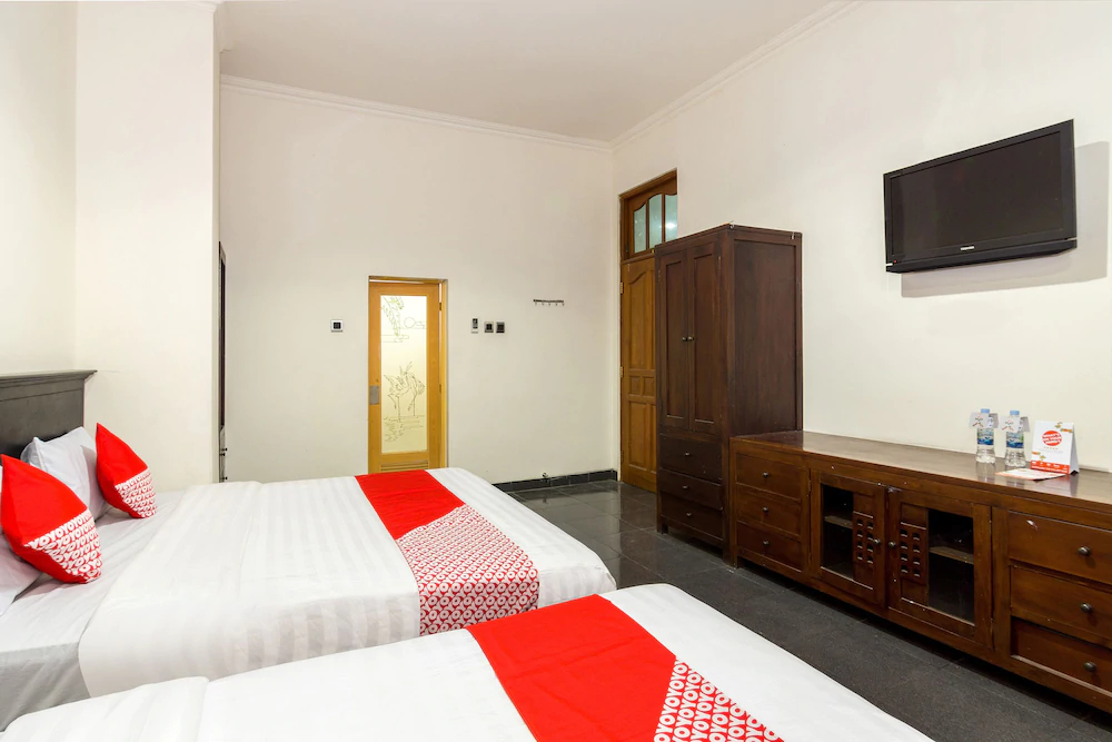 Pakuning Hotel by OYO Rooms