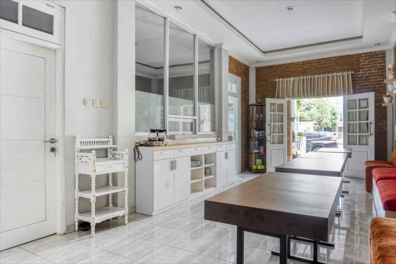 Parisya Jogia by Reddoorz