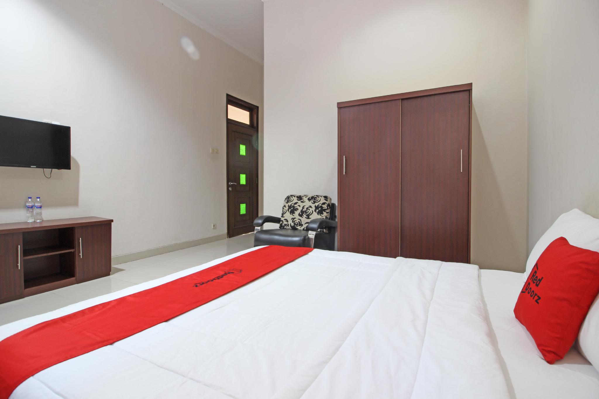 Reddoorz Near Hartono Mall 3