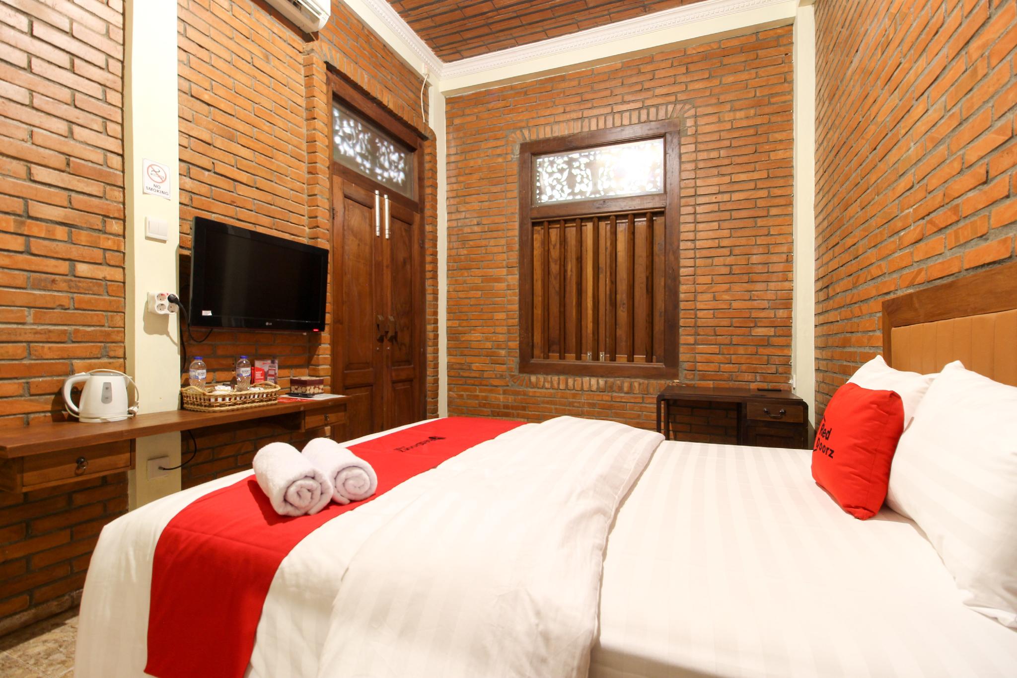 Rumah Balewaringin by RedDoorz