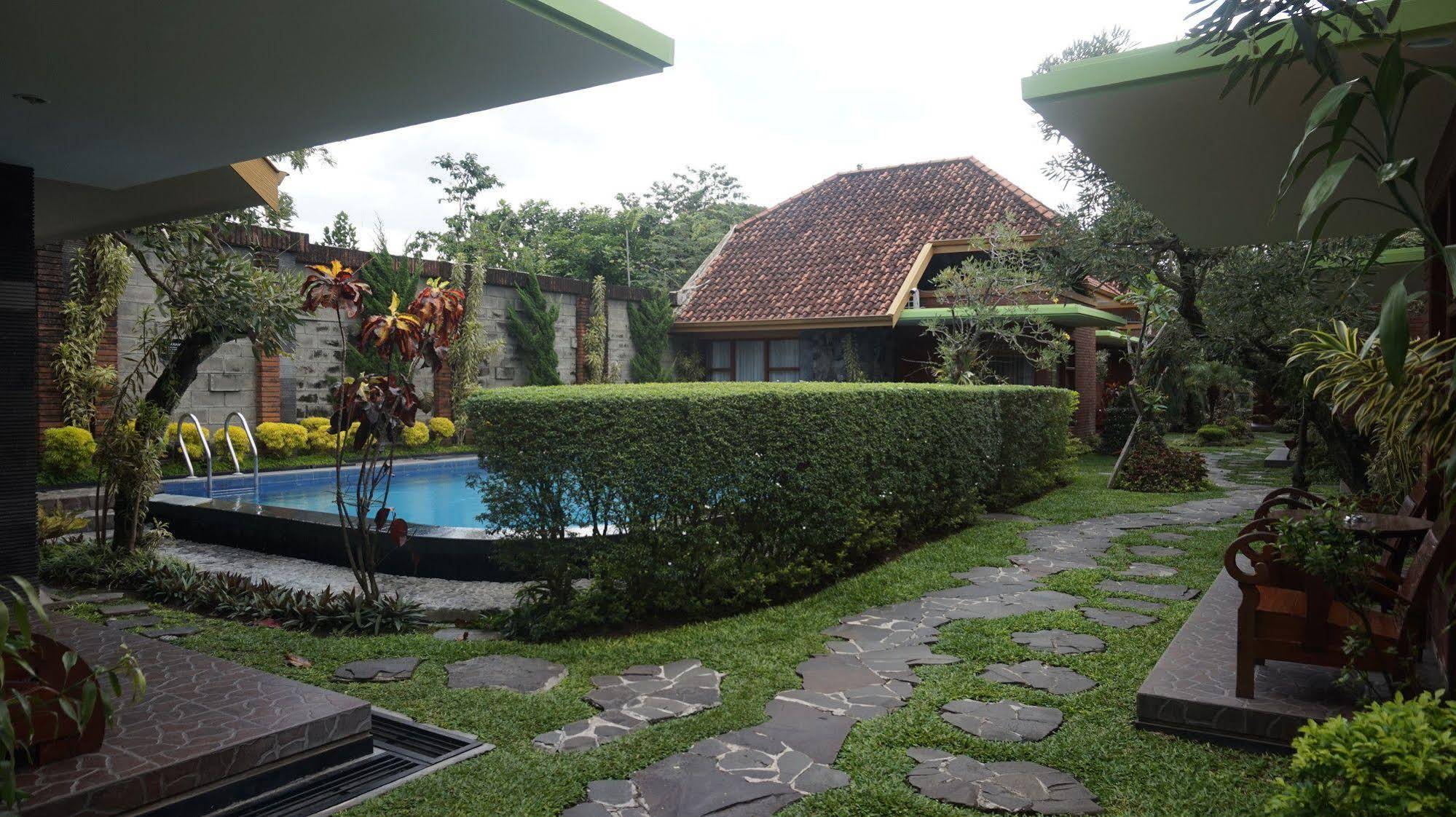 Rumput Hotel Resort & Resto