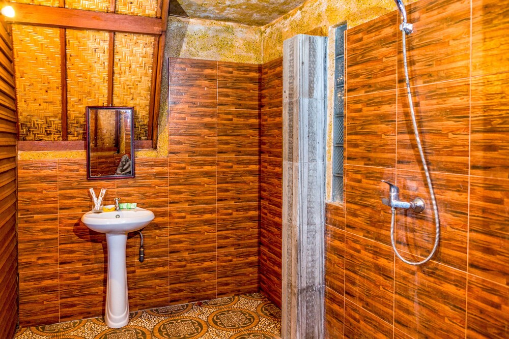 Gusung Indah Bungalow & Restaurant by OYO Rooms
