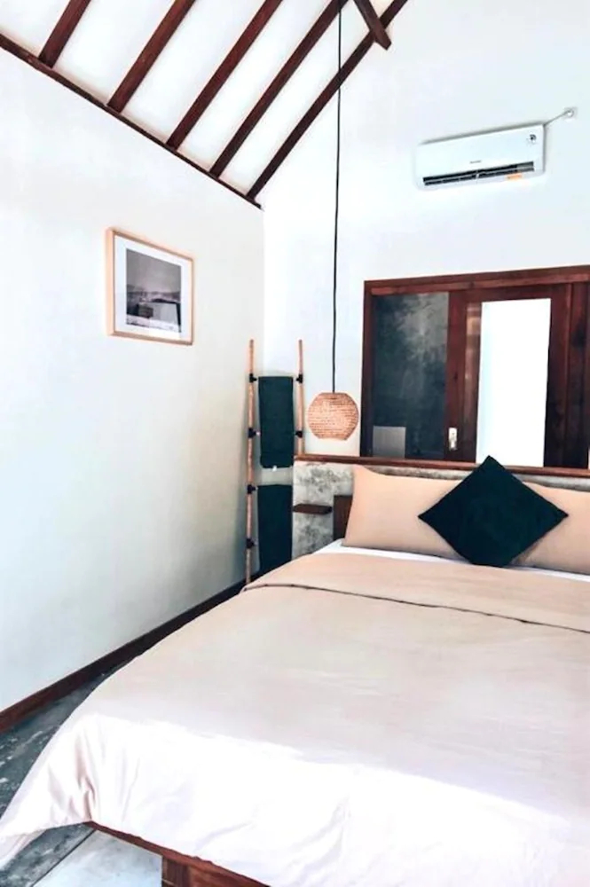 LMBK Surf House