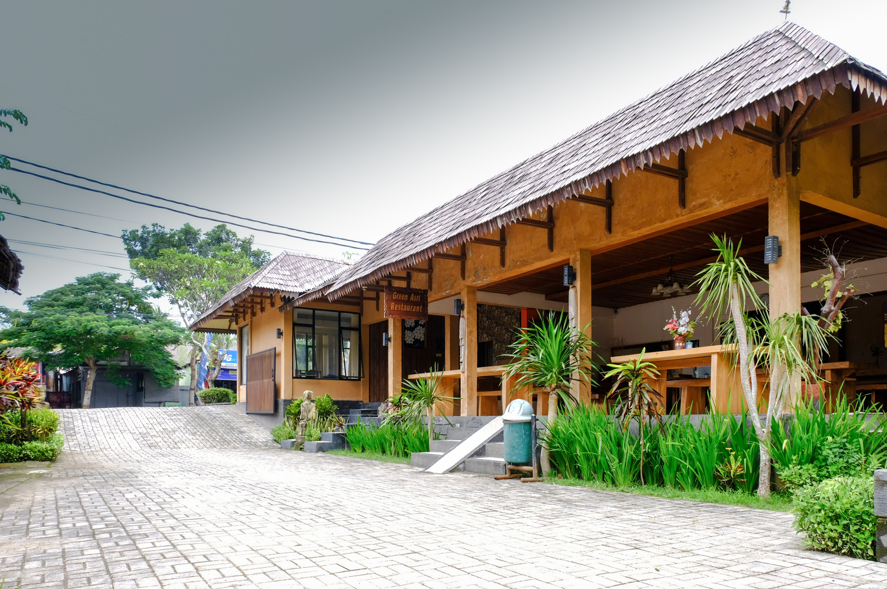 RedDoorz Plus @ Raya Senggigi Lombok