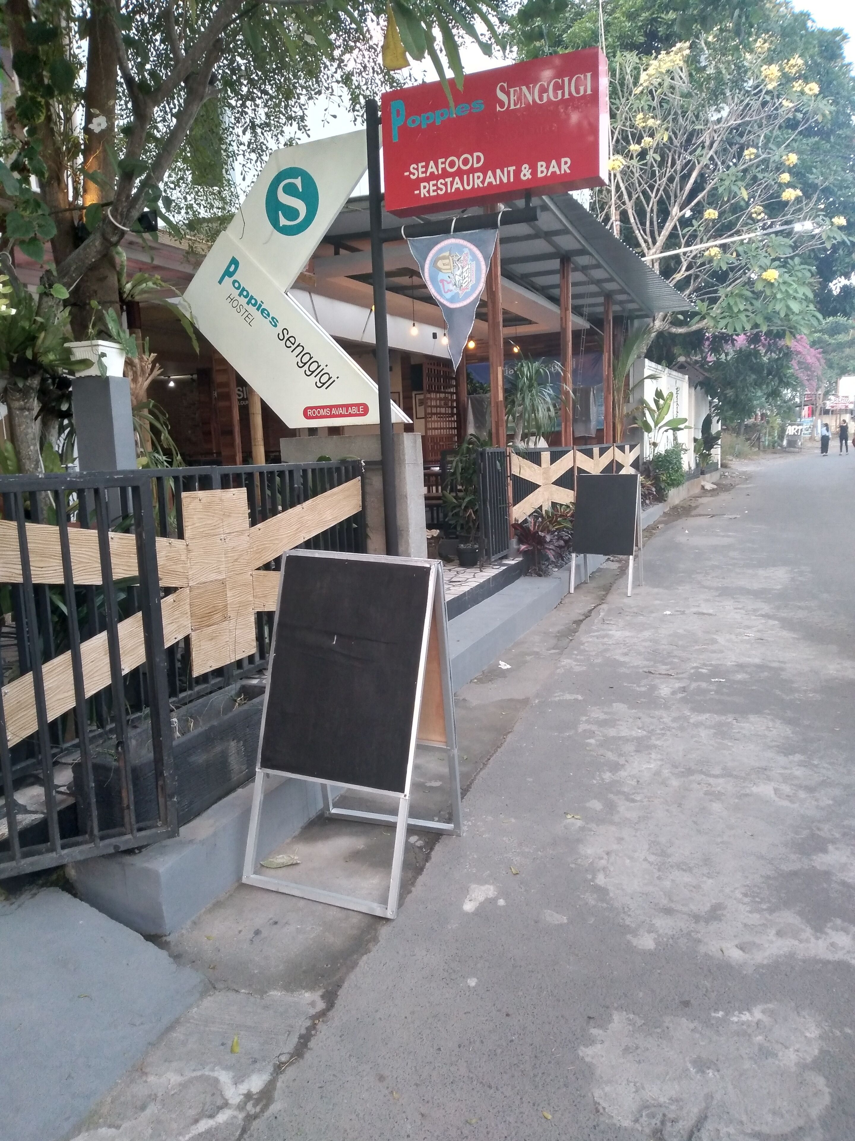 Poppies Senggigi Hostel