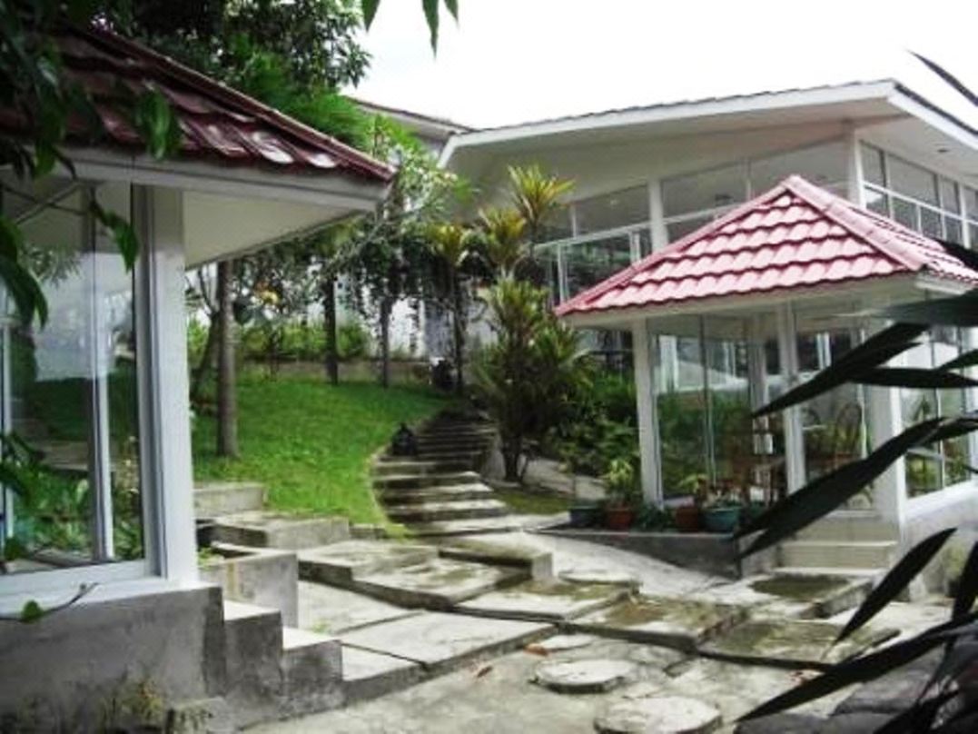 Hotel New Season and Cafe