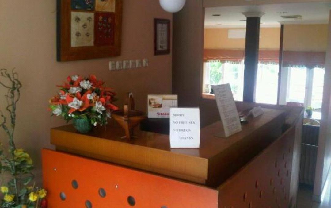 Hotel New Season and Cafe