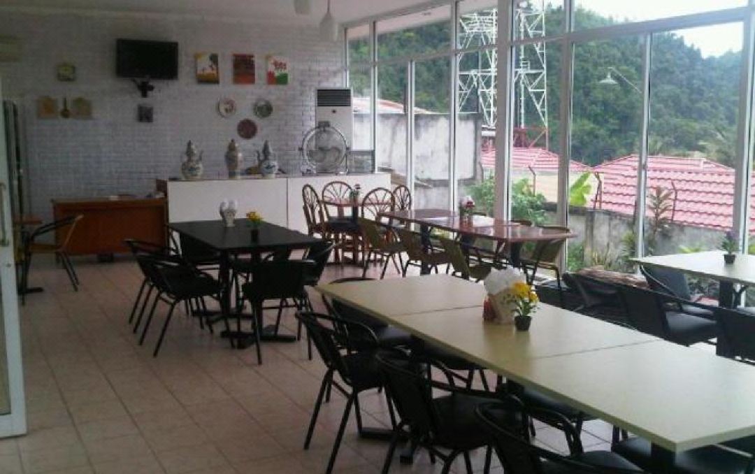 Hotel New Season and Cafe