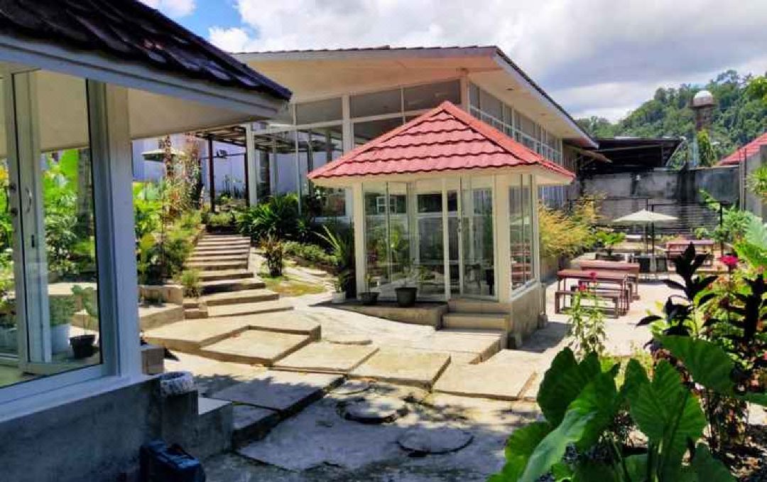 Hotel New Season and Cafe
