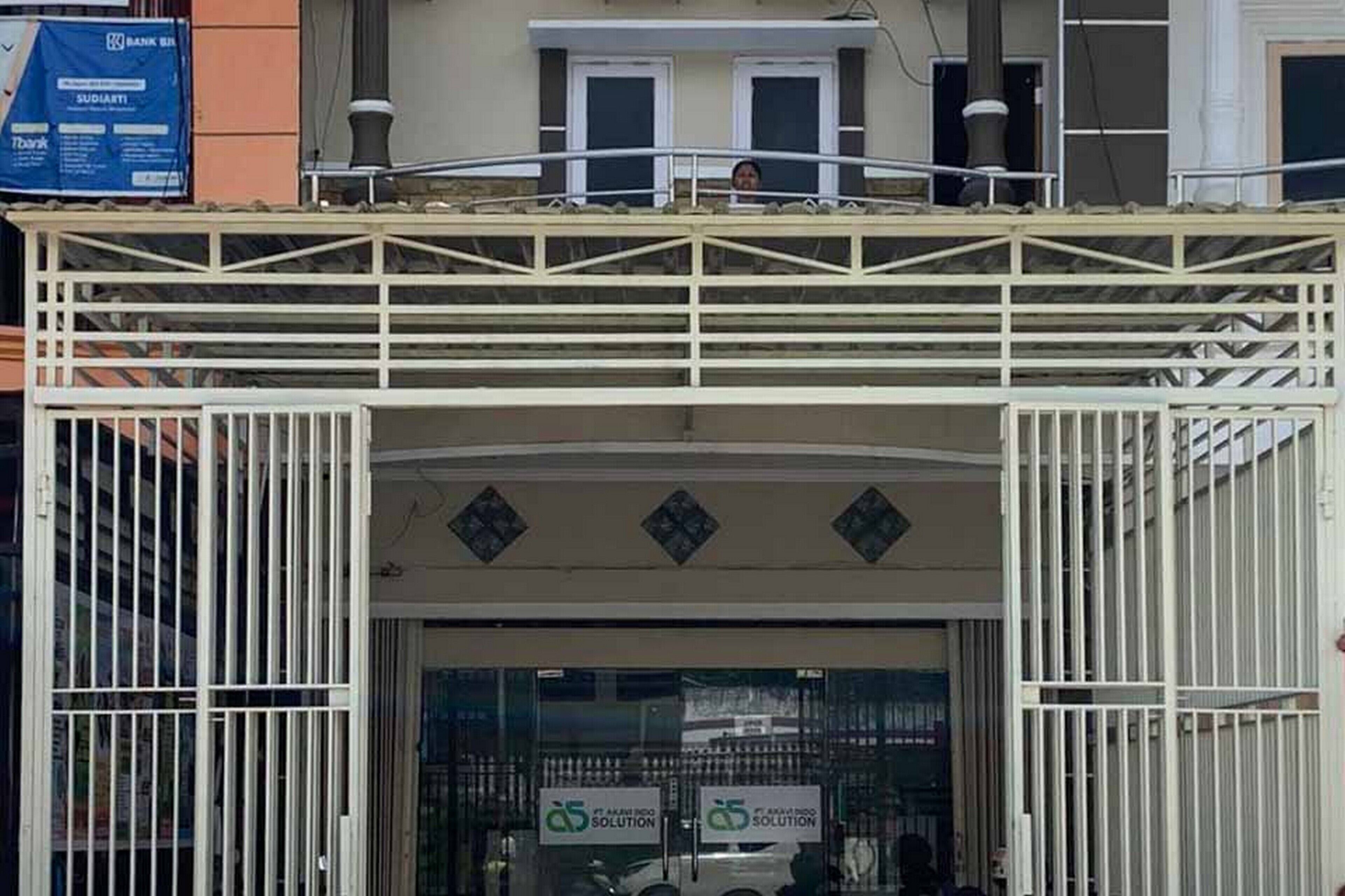 Kampkey Tanah Hitam by RedDoorz