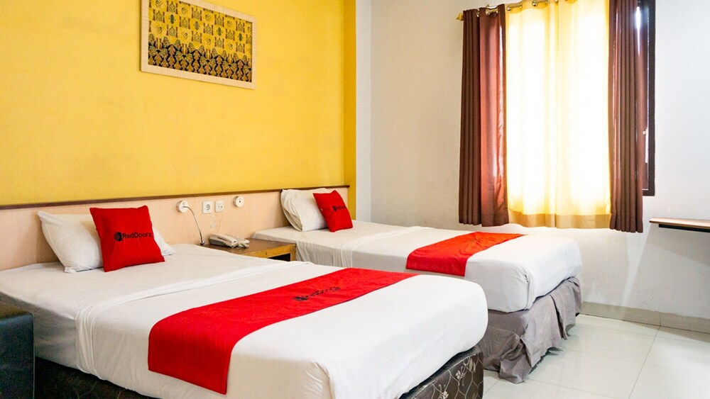 Viona Hotel by RedDoorz
