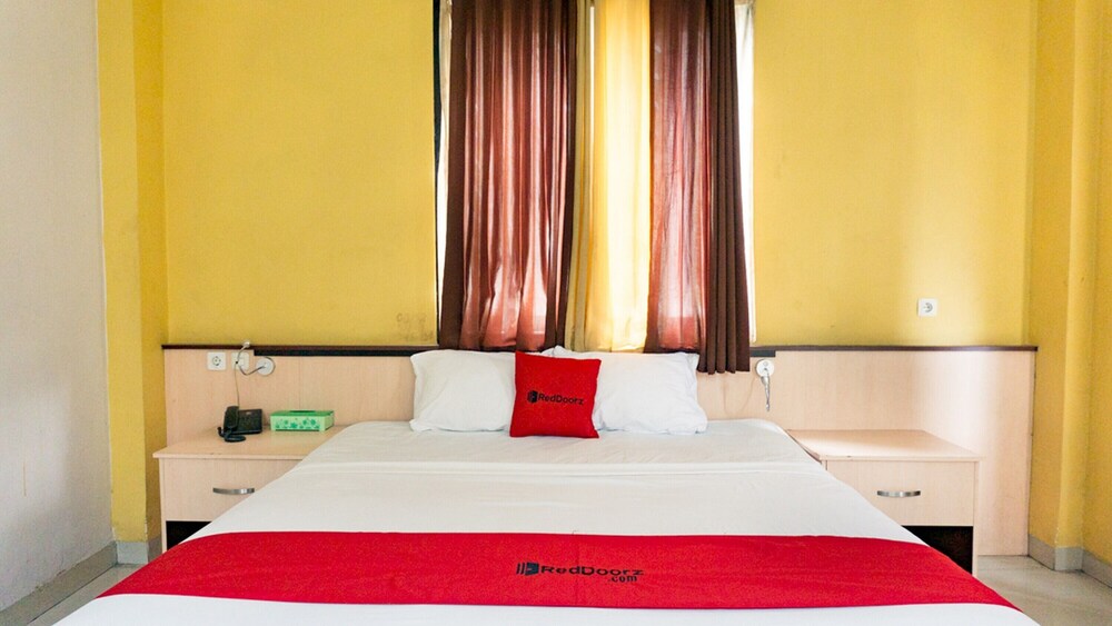 Viona Hotel by RedDoorz