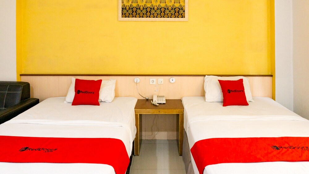 Viona Hotel by RedDoorz