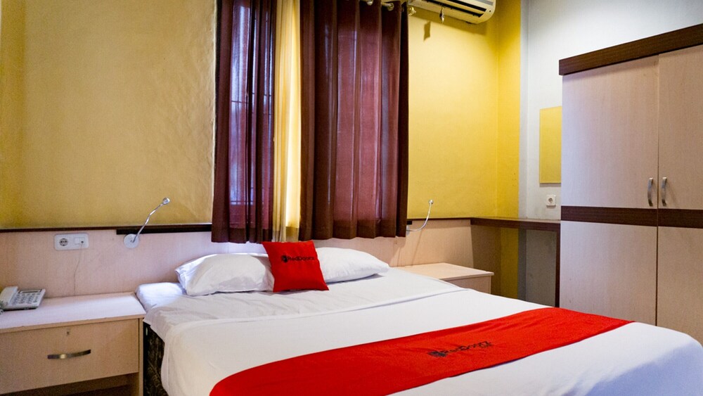 Viona Hotel by RedDoorz