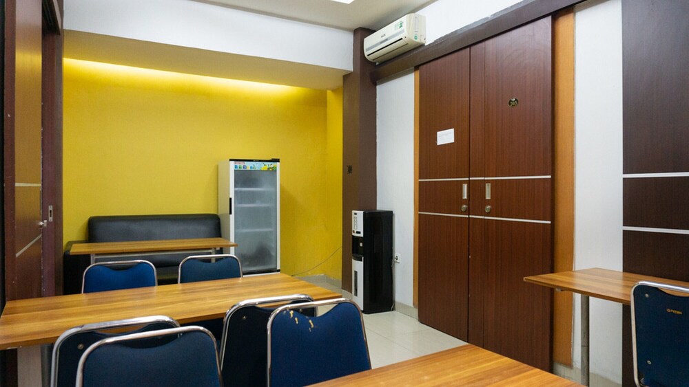 Viona Hotel by RedDoorz