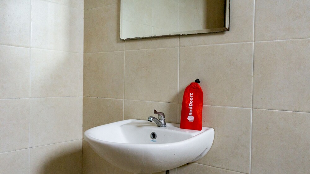 Viona Hotel by RedDoorz