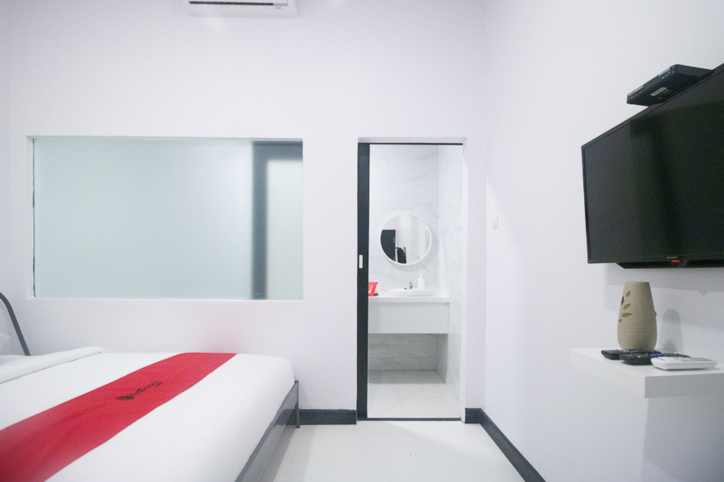 The Alexander Hotel by RedDoorz