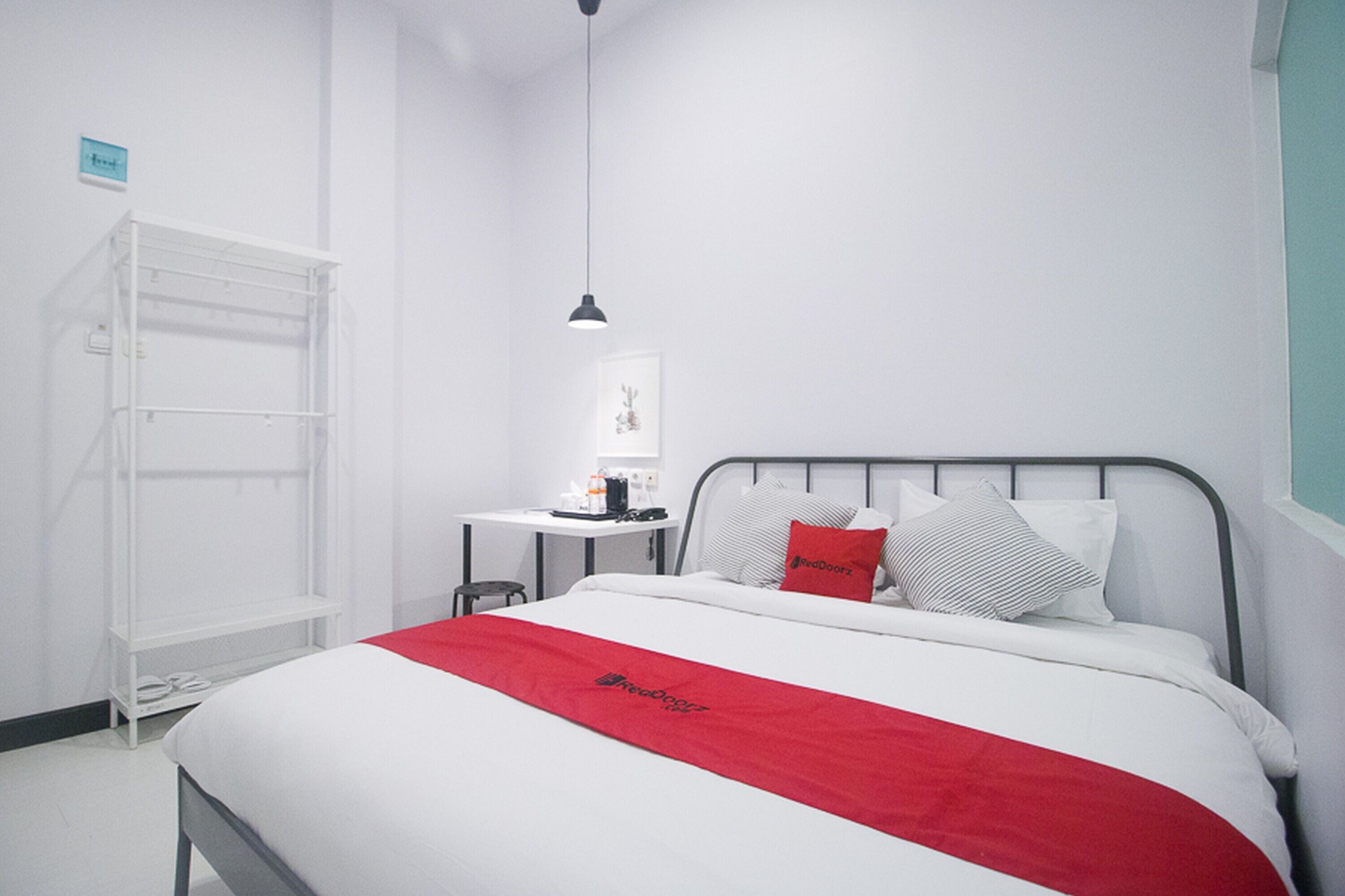 The Alexander Hotel by RedDoorz