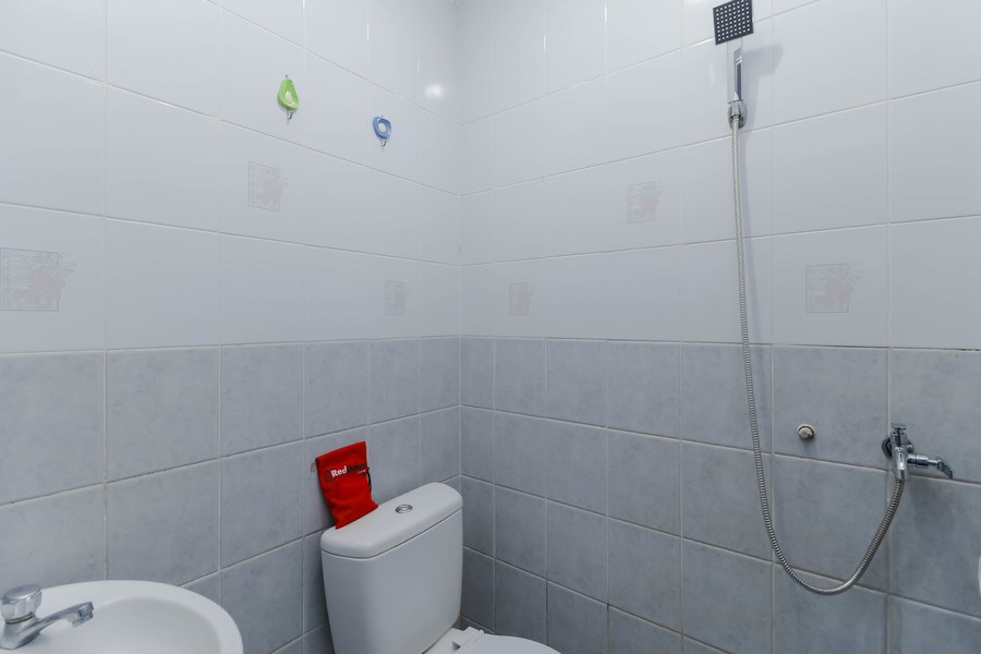 Cosmopolitan Guesthouse by RedDoorz