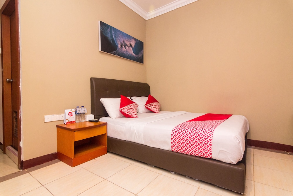 D-one Hotel by OYO Rooms