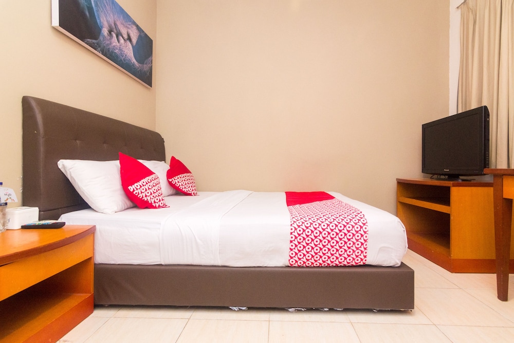 D-one Hotel by OYO Rooms