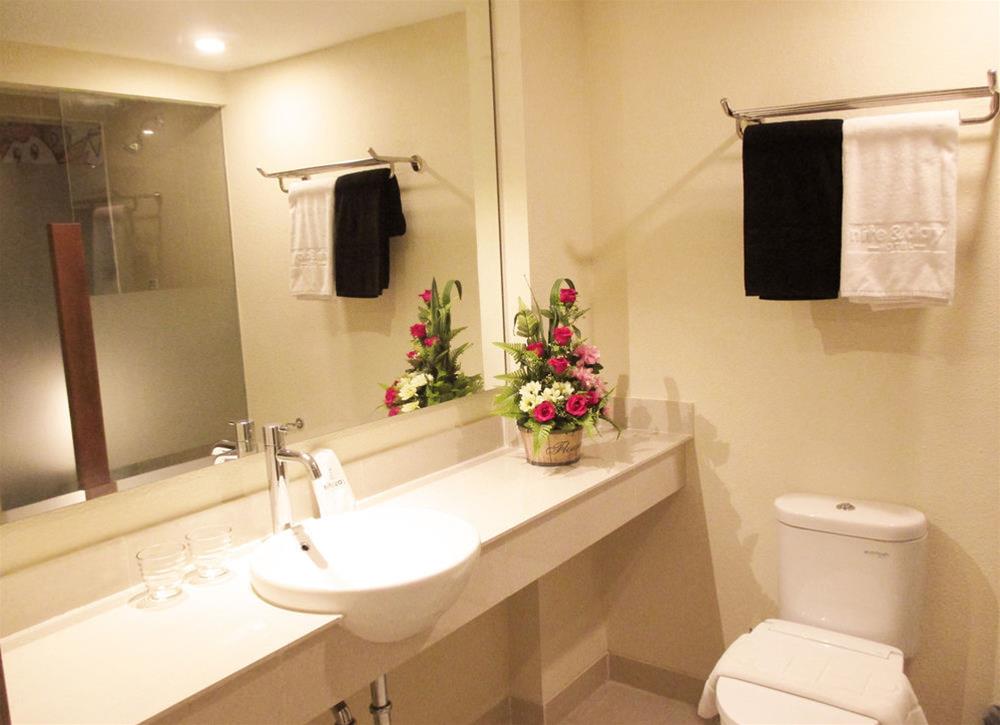 Nite And Day Batam Jodoh Square