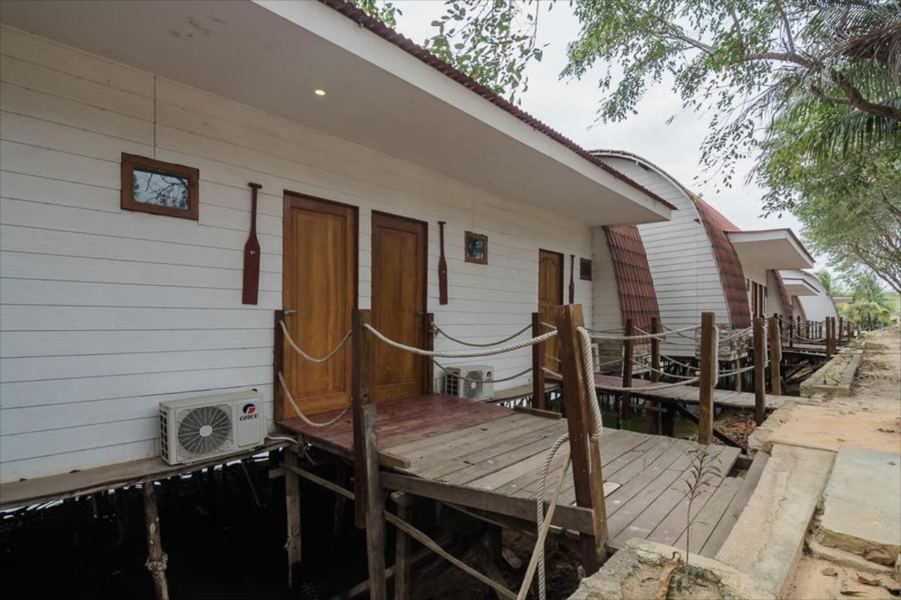 RedDoorz Near Pantai Coastarina Batam