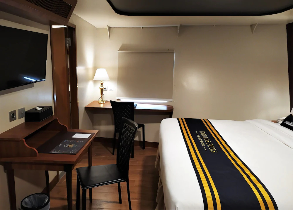 Doulos Phos The Ship Hotel