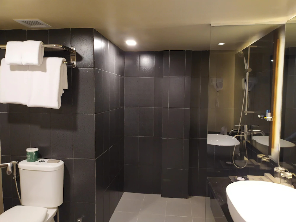 Doulos Phos The Ship Hotel