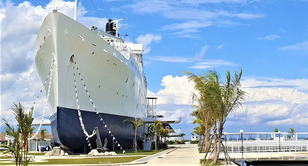 Doulos Phos The Ship Hotel