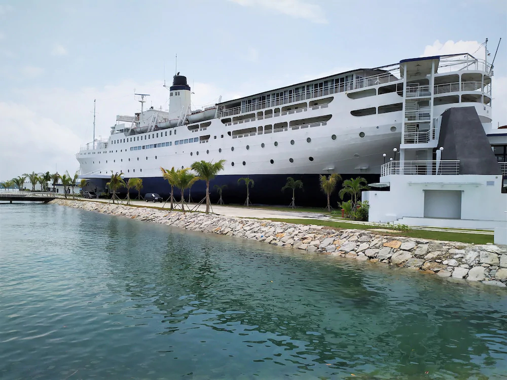 Doulos Phos The Ship Hotel