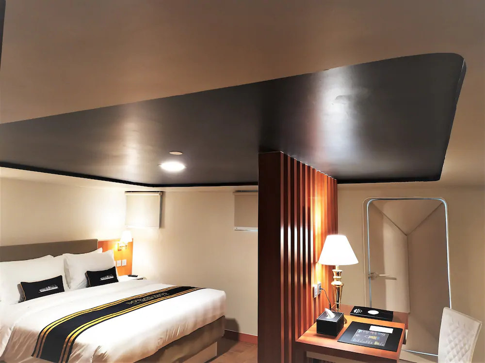 Doulos Phos The Ship Hotel