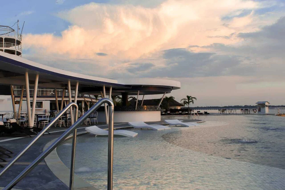 Doulos Phos The Ship Hotel