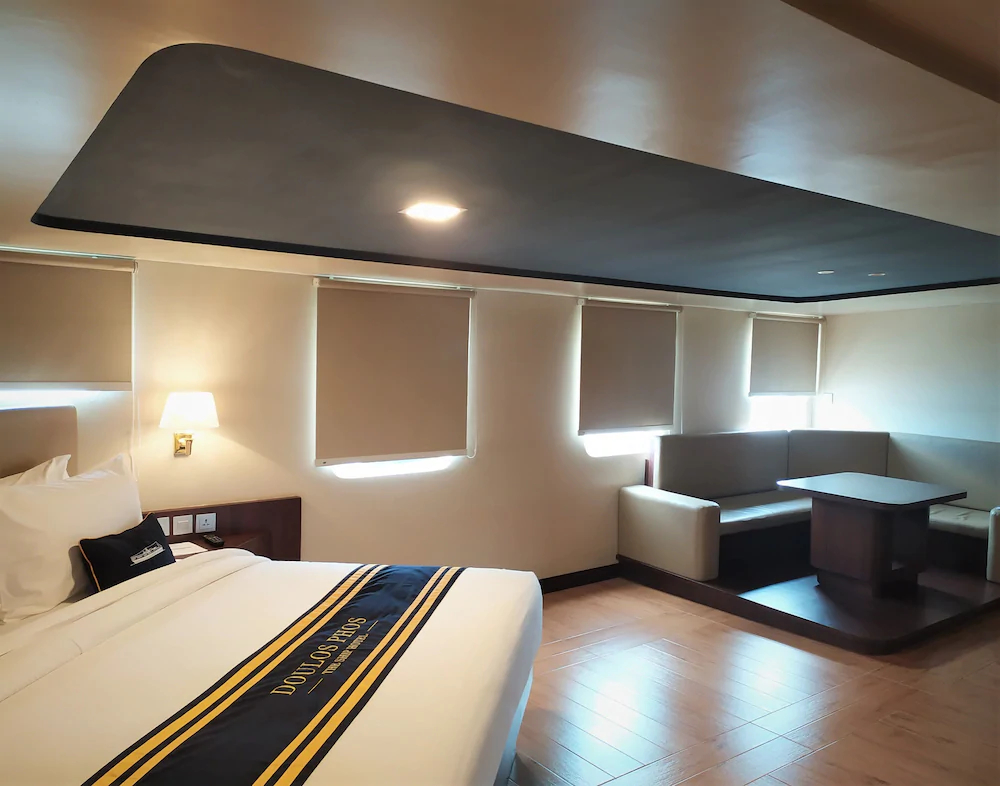 Doulos Phos The Ship Hotel