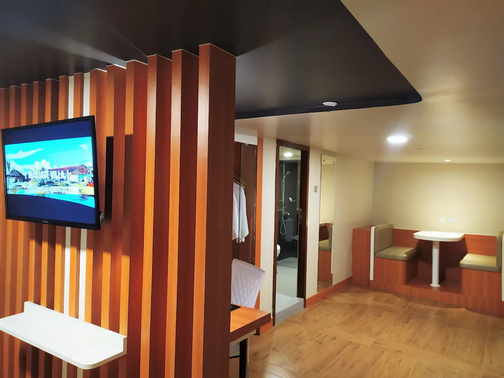 Doulos Phos The Ship Hotel