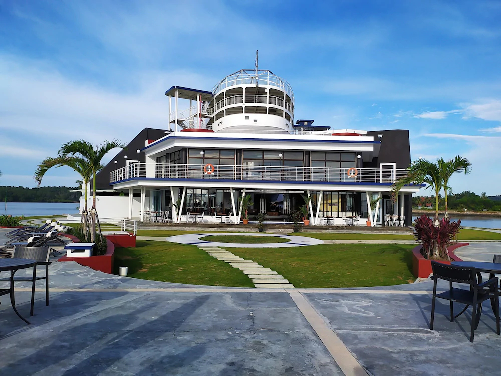 Doulos Phos The Ship Hotel