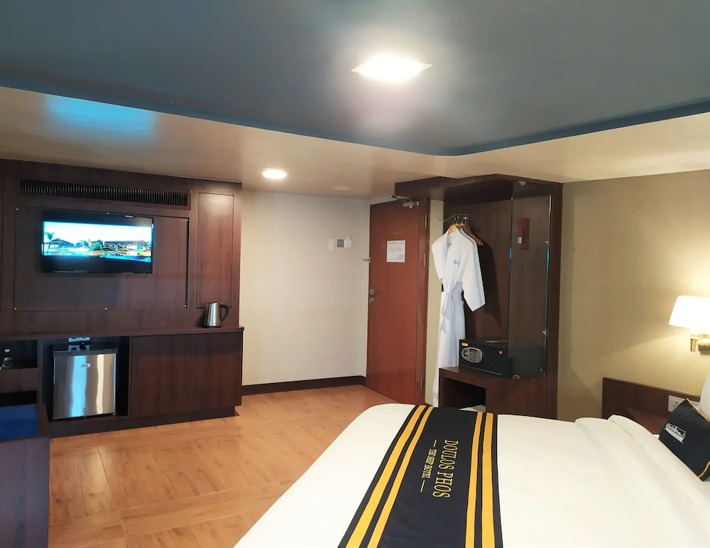 Doulos Phos The Ship Hotel