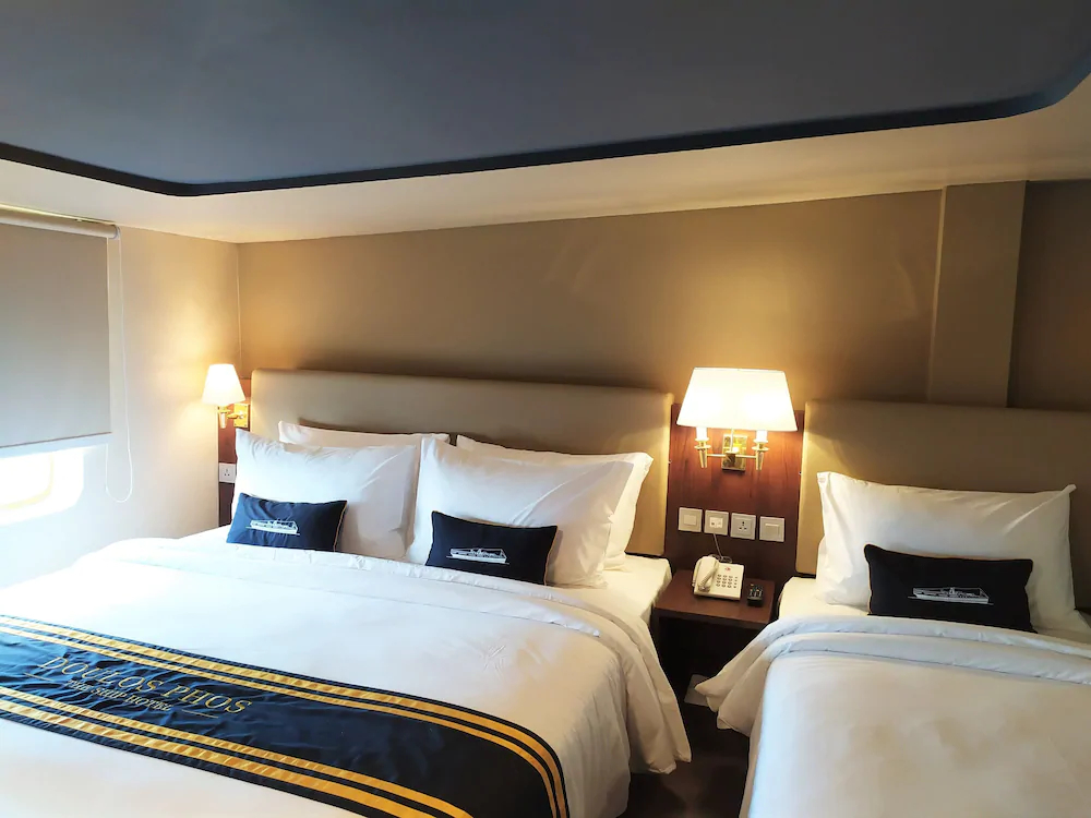 Doulos Phos The Ship Hotel