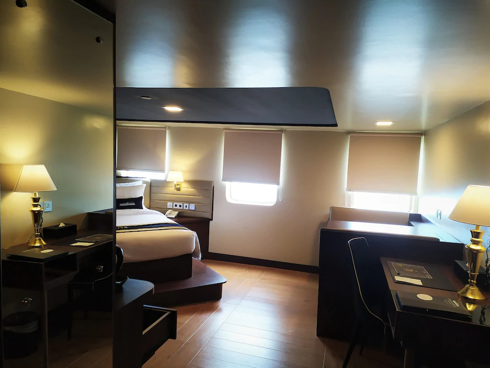 Doulos Phos The Ship Hotel