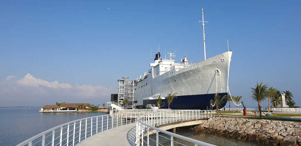 Doulos Phos The Ship Hotel