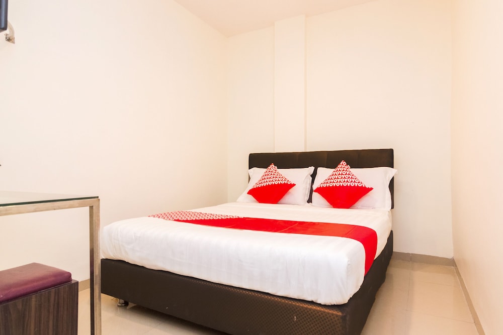 New Star Hotel by OYO Rooms