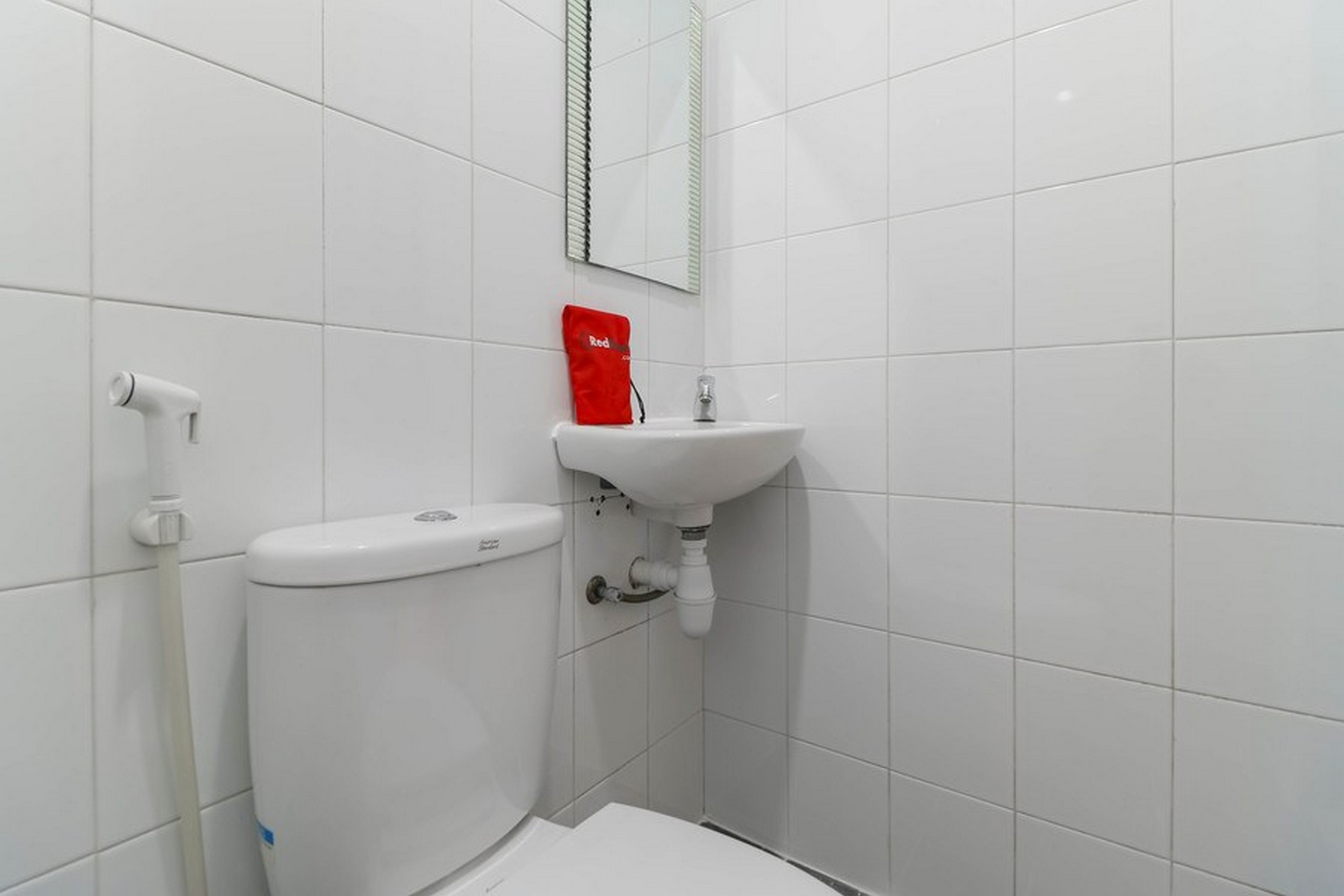 RedDoorz @ Nagoya Indah