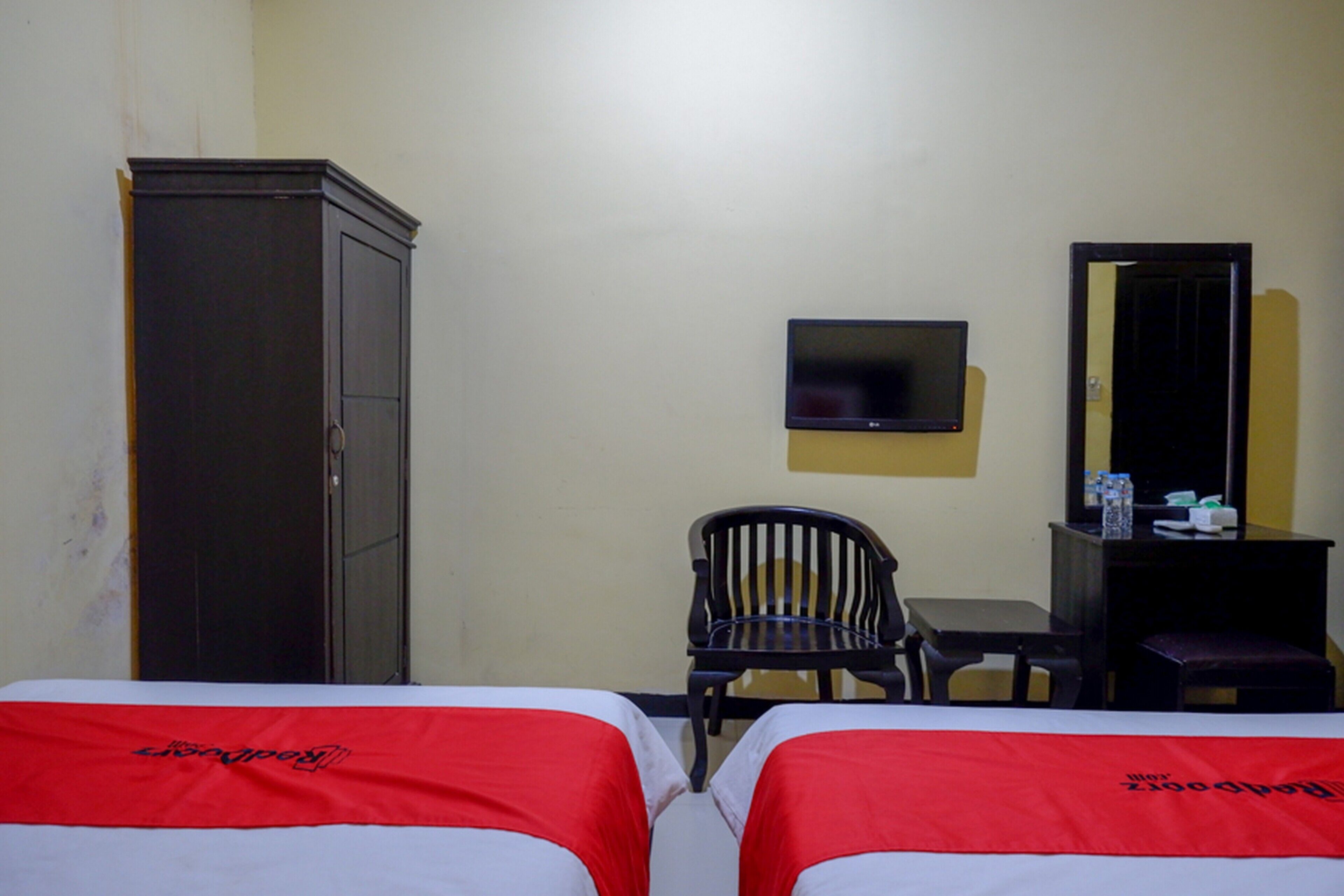 Atomy Hotel by RedDoorz