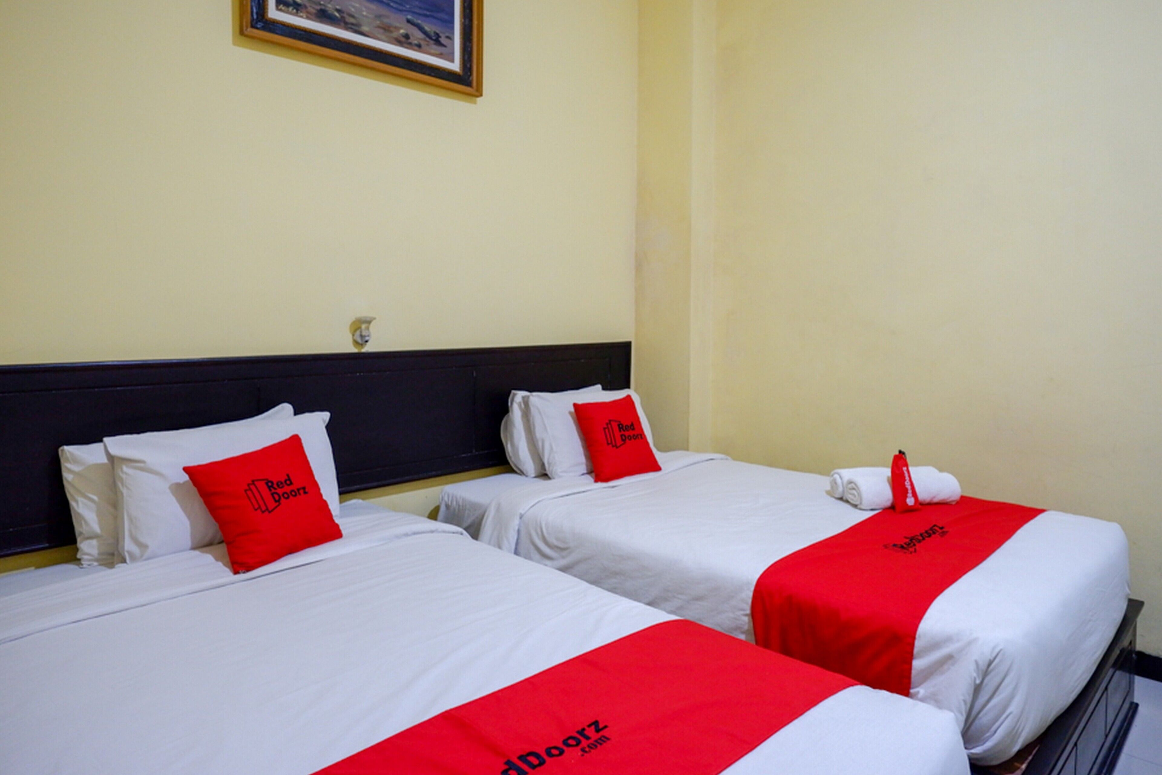 Atomy Hotel by RedDoorz