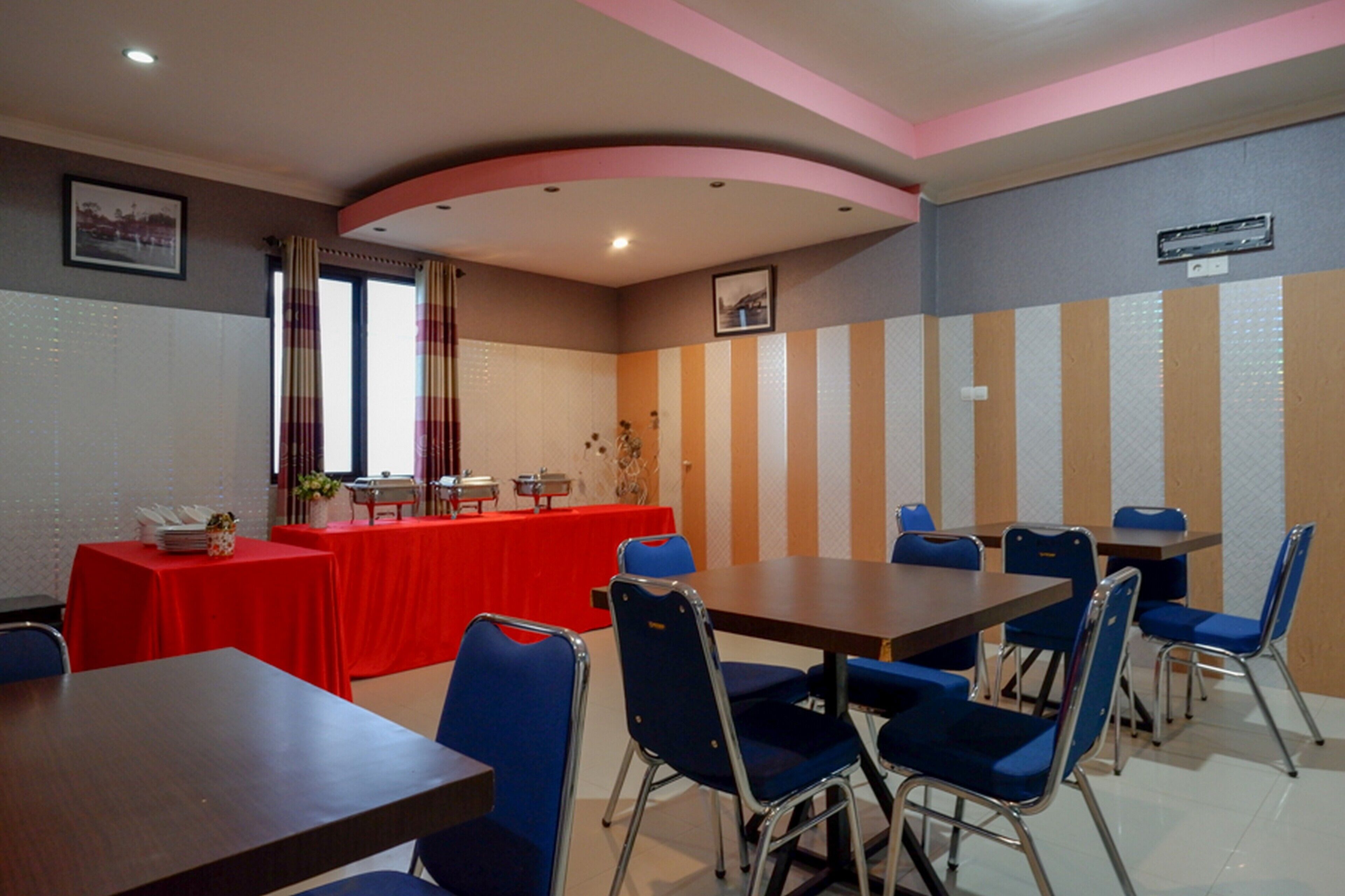 Atomy Hotel by RedDoorz