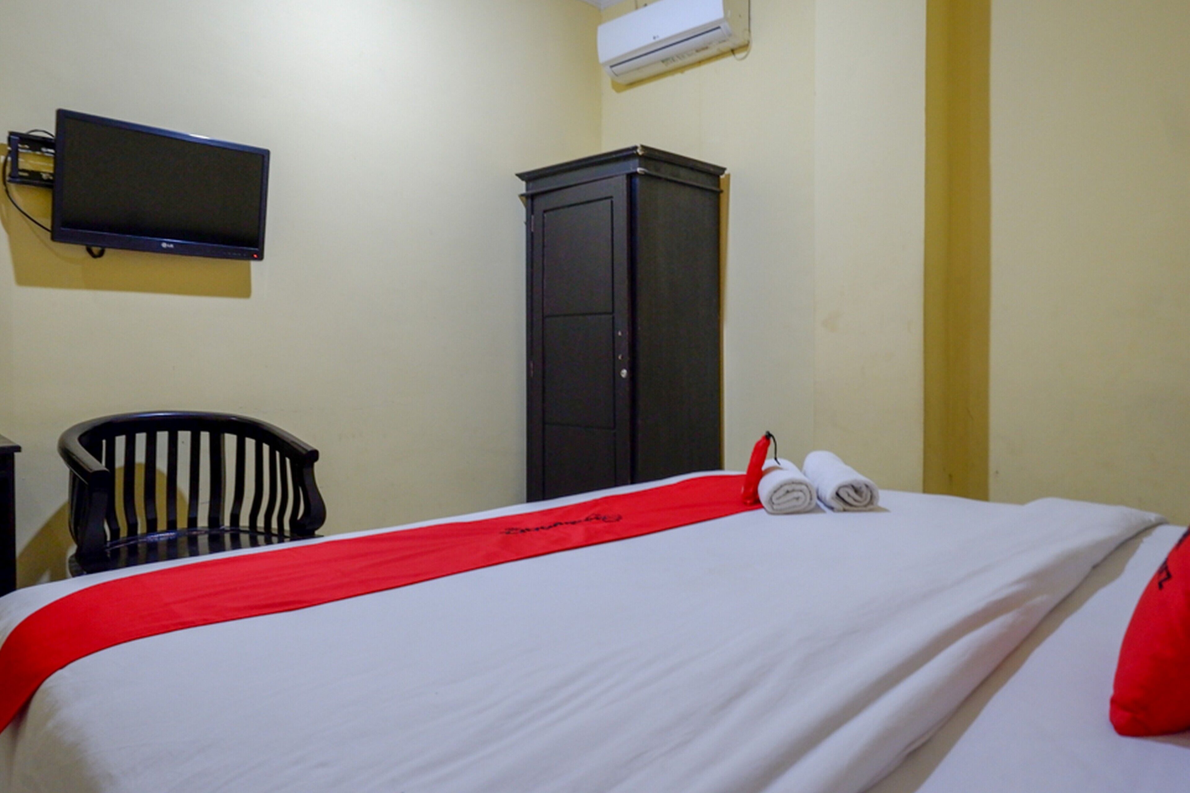 Atomy Hotel by RedDoorz