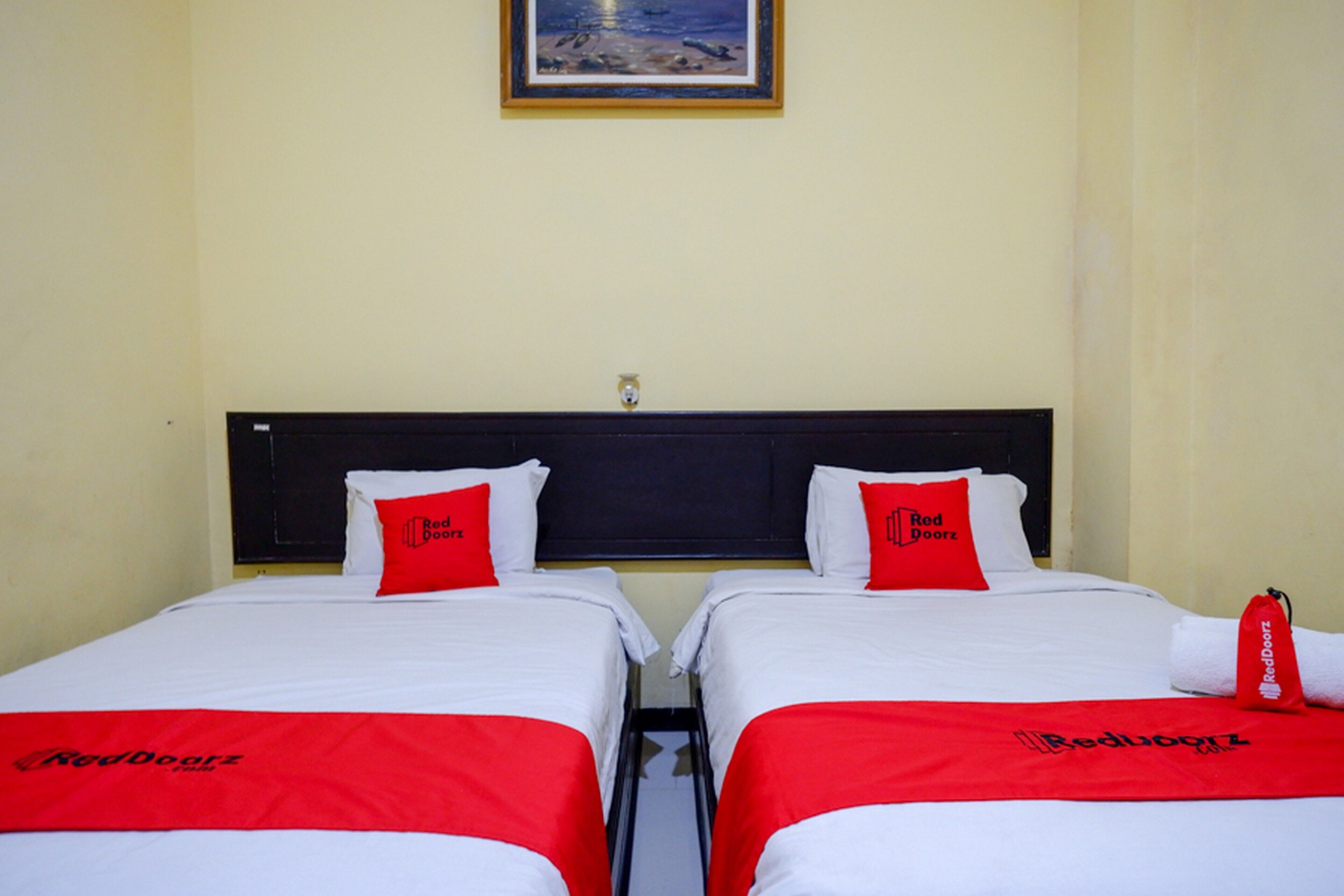 Atomy Hotel by RedDoorz
