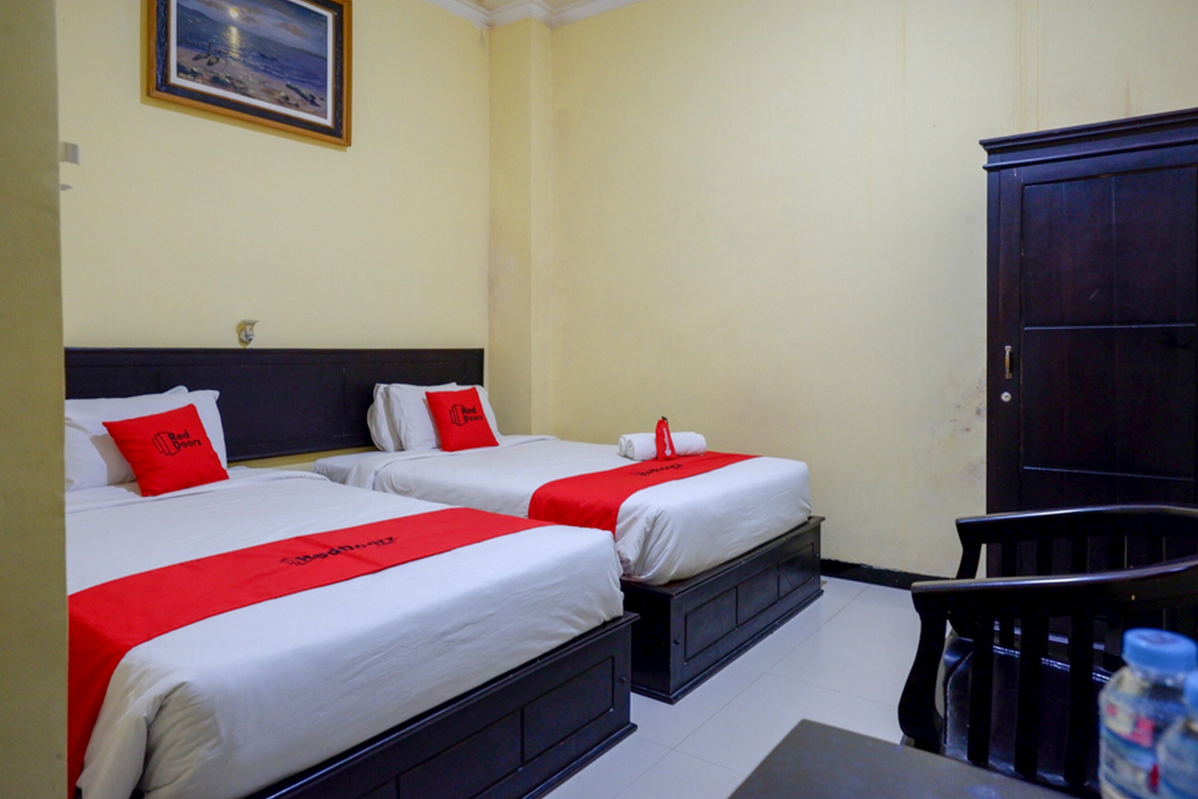 Atomy Hotel by RedDoorz
