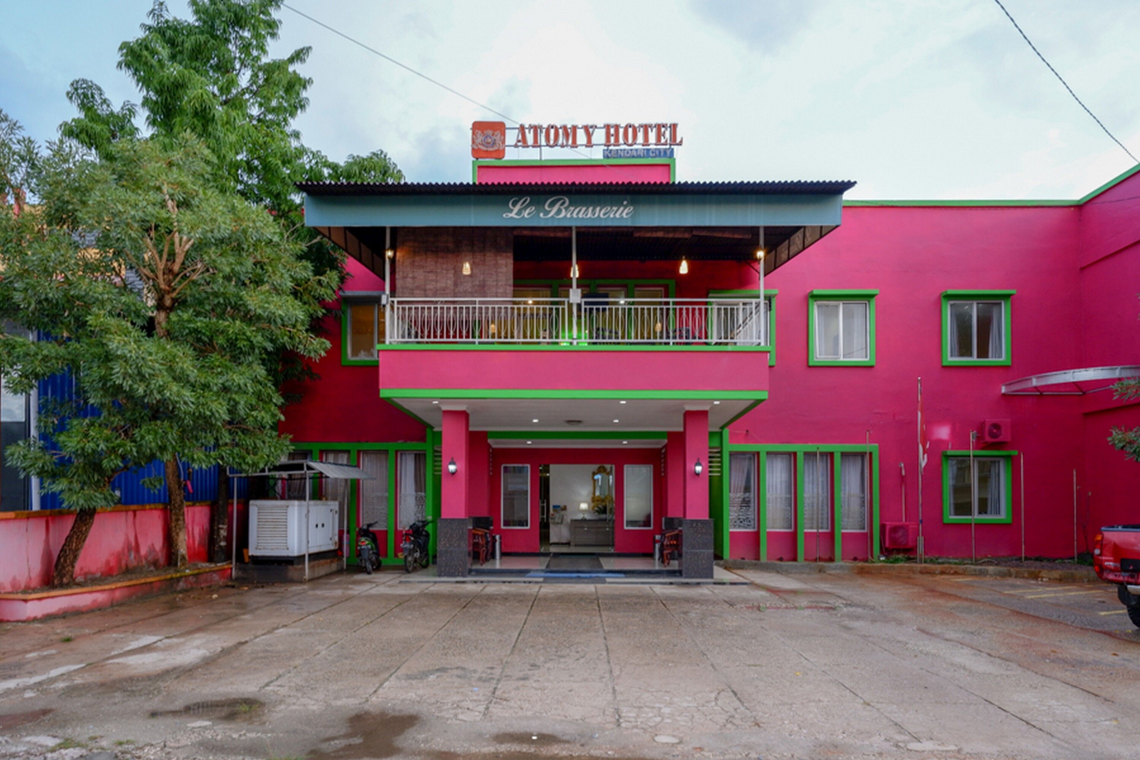 Atomy Hotel by RedDoorz